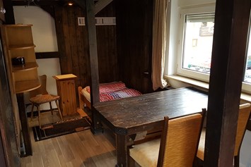 Monteurzimmer: Rustikales Zimmer für 3 Personen, gemeinschaftlich Küche, WC, Bad, Aufenthaltsraum mit TV - Markus Hahn