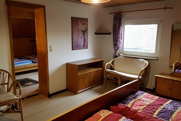 Monteurzimmer: Appartement, 2 Zimmer mit 2 Doppelbetten, gemeinschaftlich Küche, Bad, WC, Aufenthaltsraum mit TV - Markus Hahn