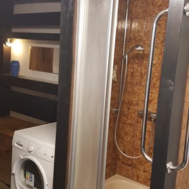 Monteurzimmer: Bad 1. OG mit 2 Waschbecken, 2 Duschen, Waschmaschine und Trockner - Markus Hahn
