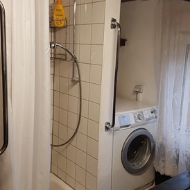 Monteurzimmer: Bad 1. OG mit 2 Waschbecken, 2 Duschen, Waschmaschine und Trockner - Markus Hahn