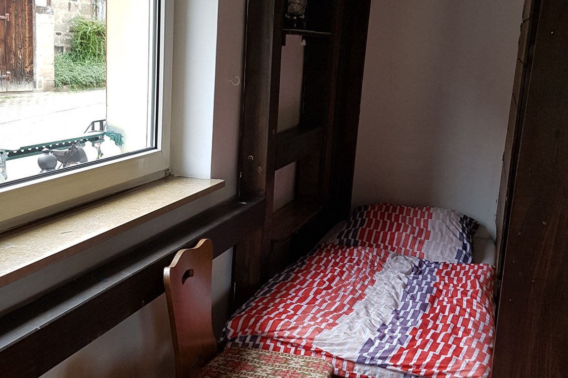 Monteurzimmer: EG Zimmer mit 3 Einzelbetten, Sitzecke und Holzofen - Markus Hahn
