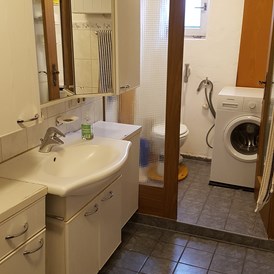 Monteurzimmer: Bad EG mit 2 Waschbecken, Dusche, WC, Waschmaschine - Markus Hahn