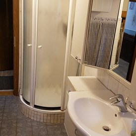 Monteurzimmer: Bad EG mit 2 Waschbecken, Dusche, WC, Waschmaschine - Markus Hahn