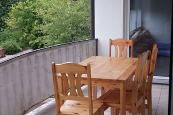 Monteurzimmer: Balkon mit Sitzgelegenheit - Ferri's Monteurzimmer