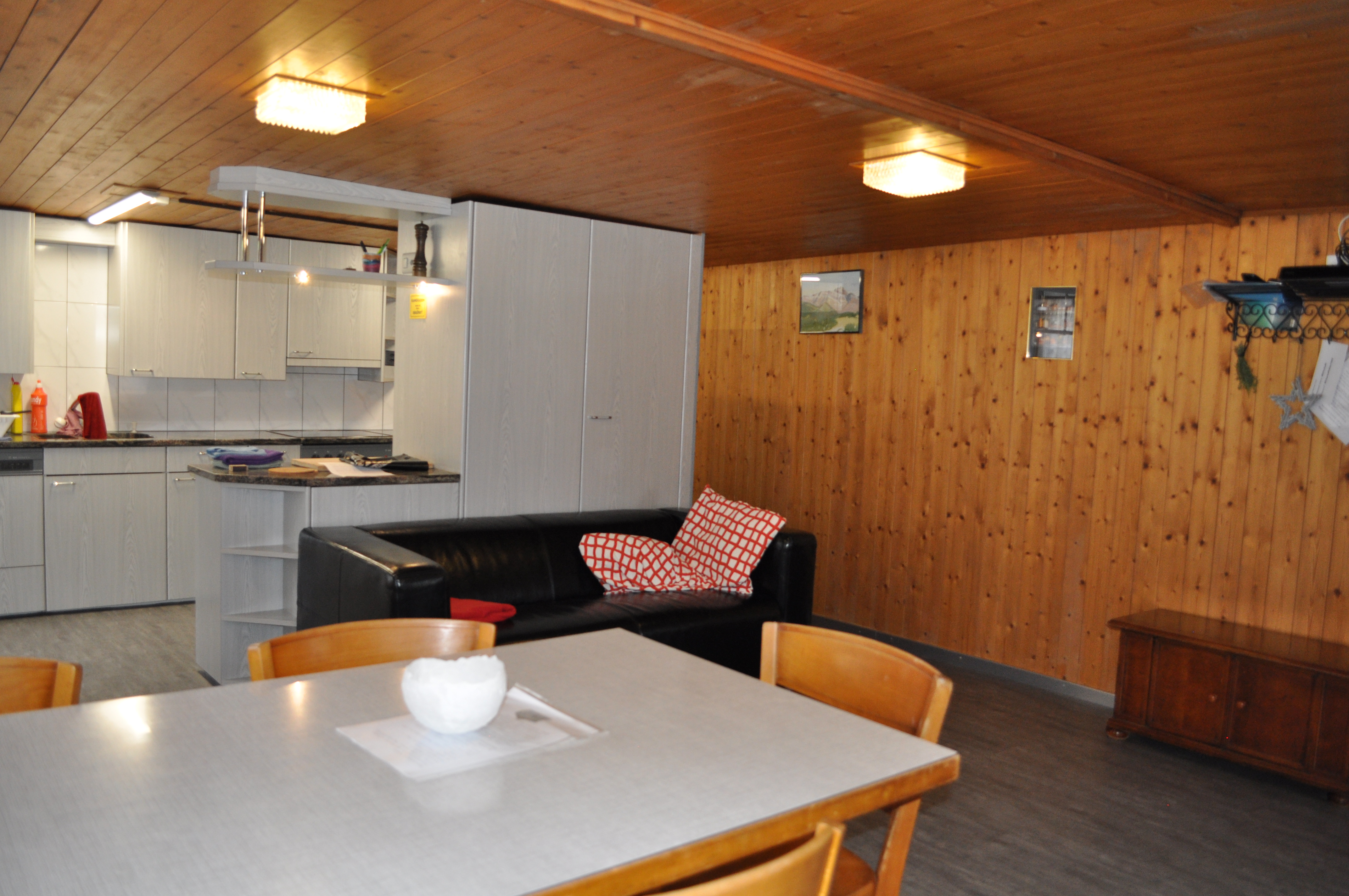 Monteurwohnung - Zimmertyp: Doppelzimmer - Wängi - Küche/ TV Raum. Küche eingerichtet mit Geschirr und Töpfen, Abwaschmaschine, Wasserkocher, Mikrowelle, Kühlschrank... - Pension/ Fremdenzimmer für Arbeitstätige