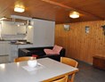 Monteurzimmer: Küche/ TV Raum. Küche eingerichtet mit Geschirr und Töpfen, Abwaschmaschine, Wasserkocher, Mikrowelle, Kühlschrank... - Pension/ Fremdenzimmer für Arbeitstätige