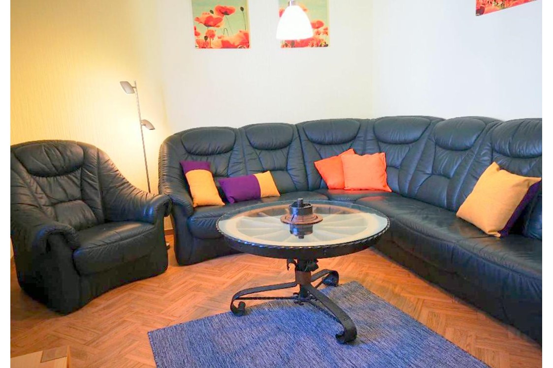 Monteurzimmer: Wohnzimmer mit Sitzecke, Kabel-TV, Internet mit 50 MBit/s - Bernkasteler MoselApartments