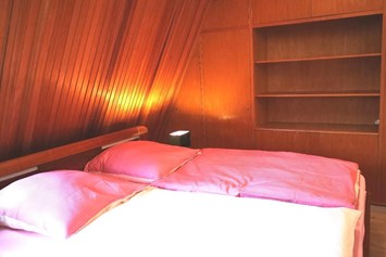 Monteurzimmer: Schlafzimmer im Dachgeschoss - Bernkasteler MoselApartments