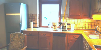 Monteurwohnung - Altrich - Küche mit Essecke, Kühl-Gefrierschrank, Geschirrspülmaschine, Kochgeschirr, Essgeschirr, Kaffeemaschine, Toaster - Bernkasteler MoselApartments