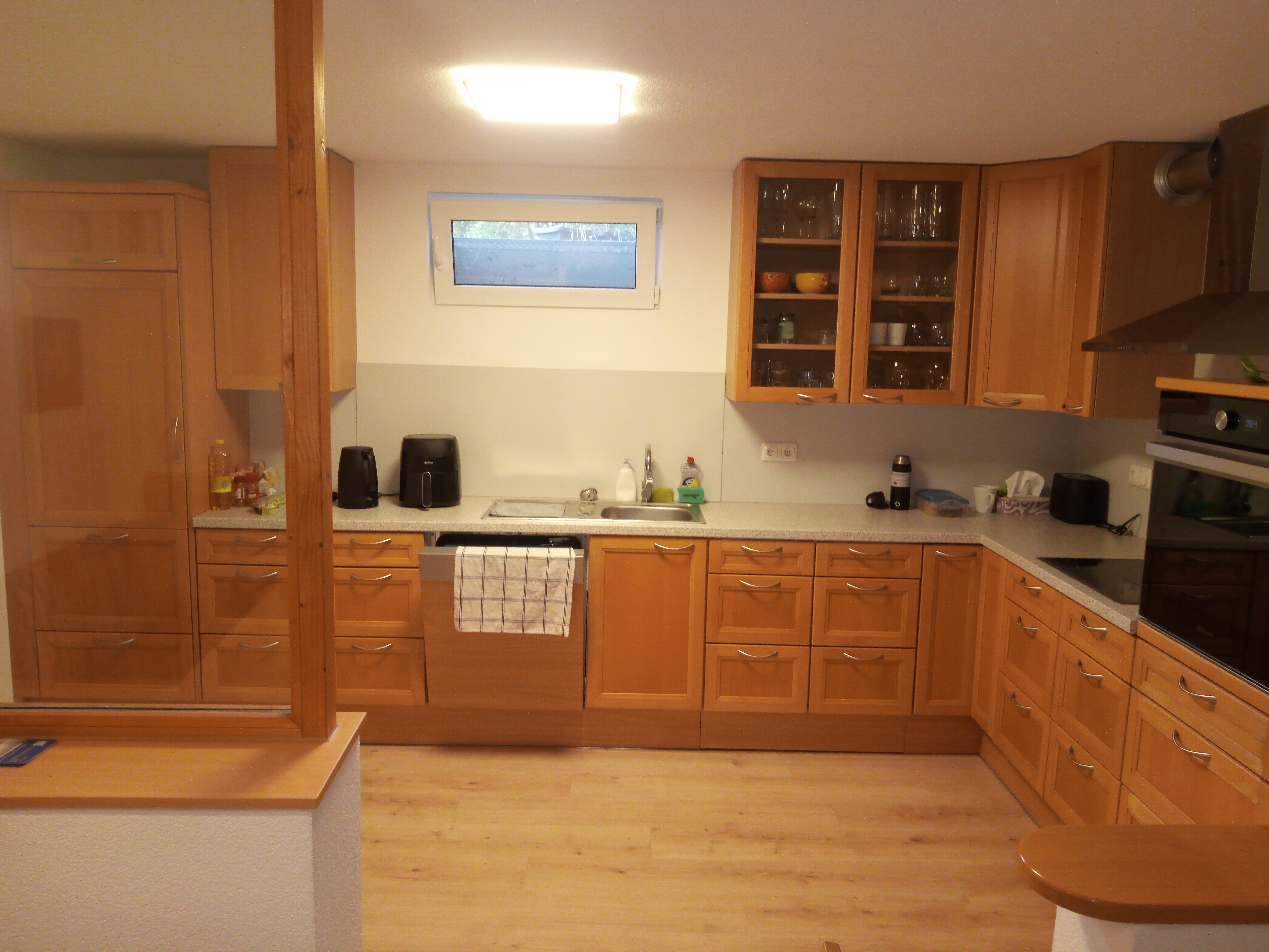 Monteurwohnung - Einzelbetten - Hausruck - Moderne Wohnküche - Traunapartment-EZ-Parkplatz-24/7-Zentrale Lage