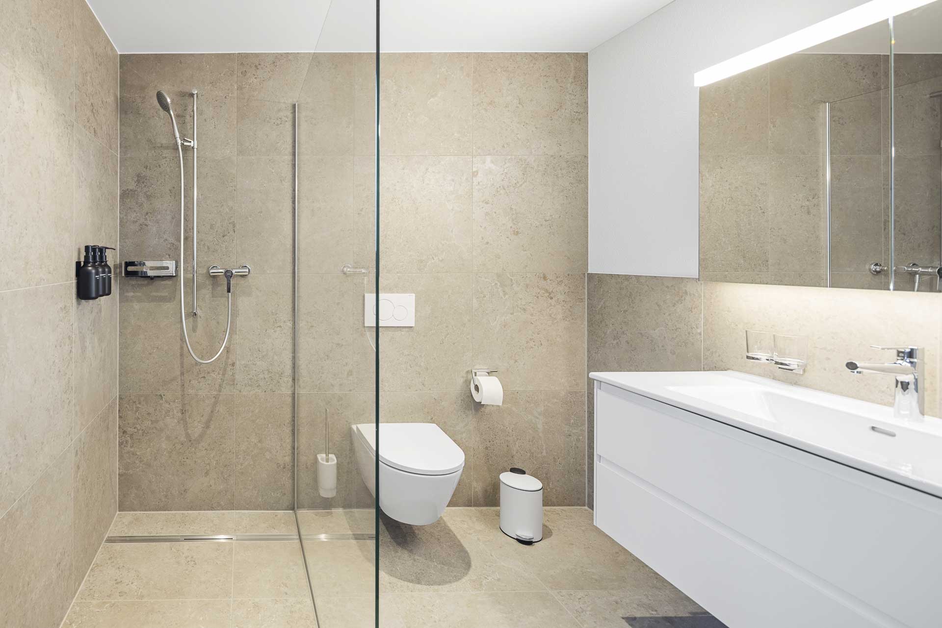 Monteurzimmer: Frische Wäsche & Dusche: Nutzen Sie die ebenerdige Dusche sowie Waschmaschine und Tumbler direkt im Bad. Perfekt für Sportler nach dem Training, Familien mit Kindern oder längere Business-Aufenthalte.
 - Appartement Pilatus – Perfekte Monteurwohnung