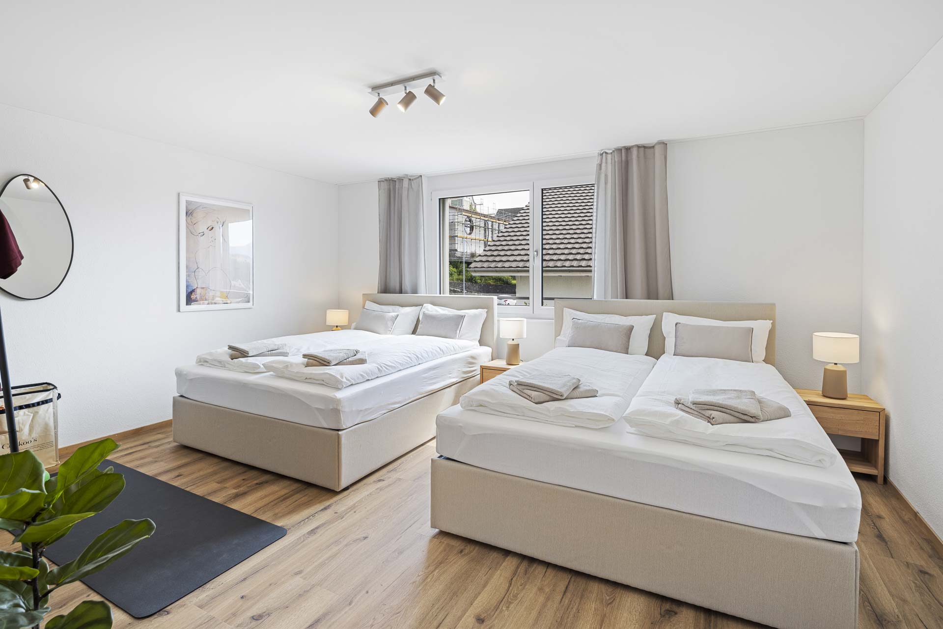 Monteurzimmer: Doppelter Komfort: Zwei große Doppelbetten (160x200 cm) bieten reichlich Platz für Gruppen oder Familien. Dank Verdunkelung schlaft ihr tief und fest. Direkt gegenüber vom Badezimmer im unteren Stock gelegen – einfacher geht’s nicht.
 - Appartement Pilatus – Perfekte Monteurwohnung