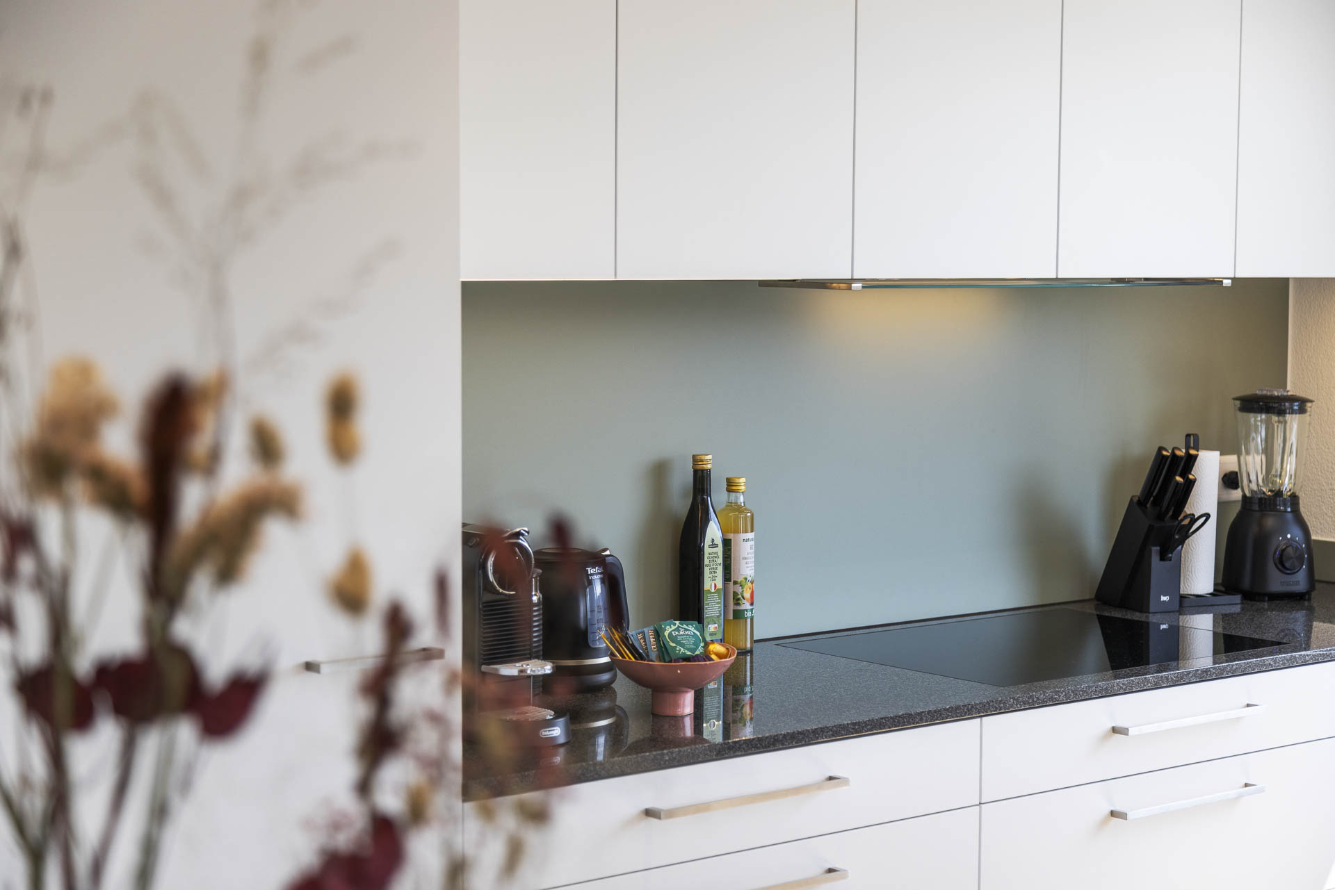Monteurzimmer: Der perfekte Frühstücksplatz: Genießt euren ersten Kaffee am Morgen direkt an der Bar der Kücheninsel. Ideal für einen schnellen Start in den Tag oder einen kurzen Business-Call zwischendurch.
 - Appartement Pilatus – Perfekte Monteurwohnung