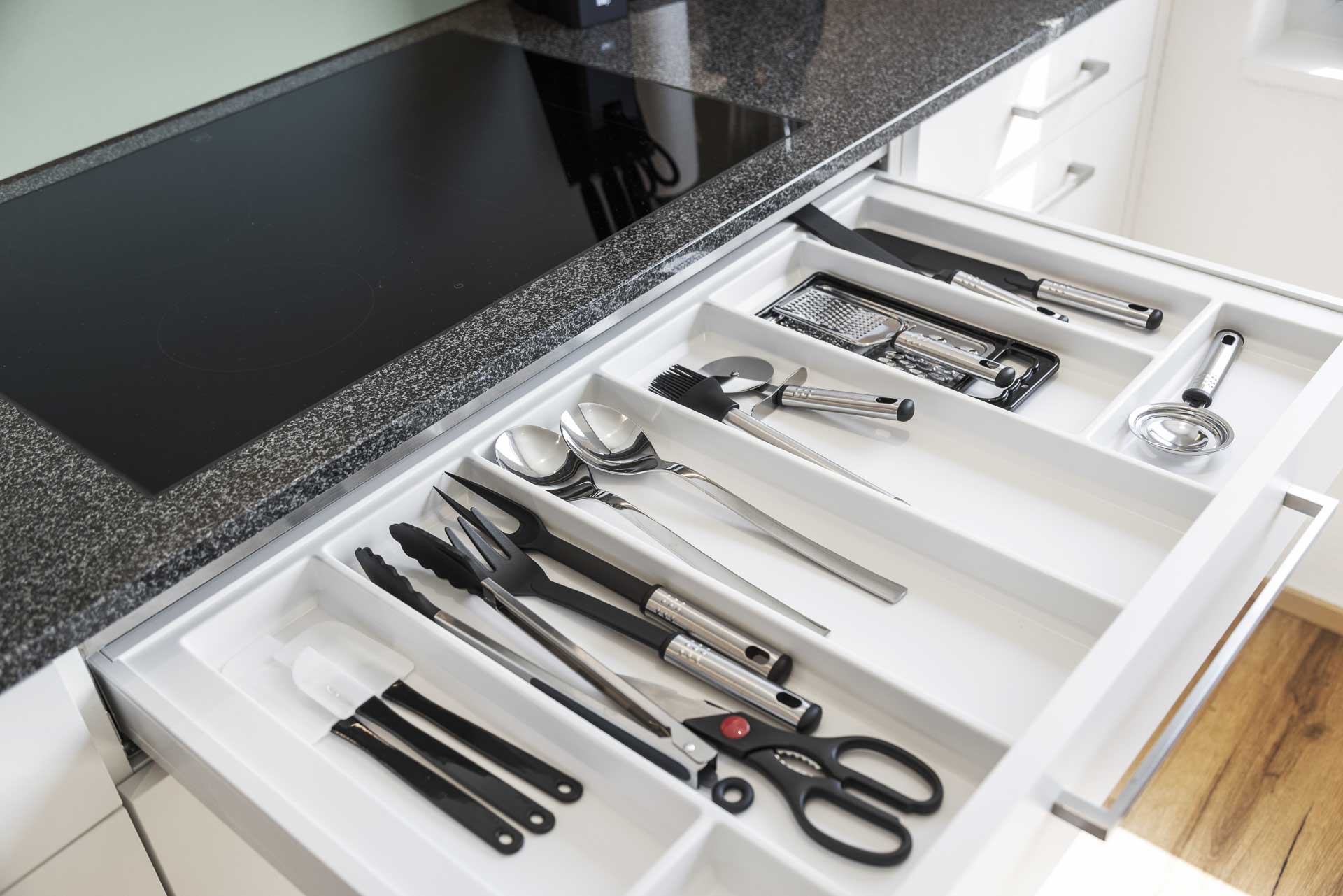 Monteurzimmer: Übersichtlich & sauber: Viel Besteck, Küchenscheren und Utensilien sind ordentlich einsortiert. So findet jeder Gast sofort, was er für die Einnahme der Mahlzeiten benötigt.
 - Appartement Pilatus – Perfekte Monteurwohnung