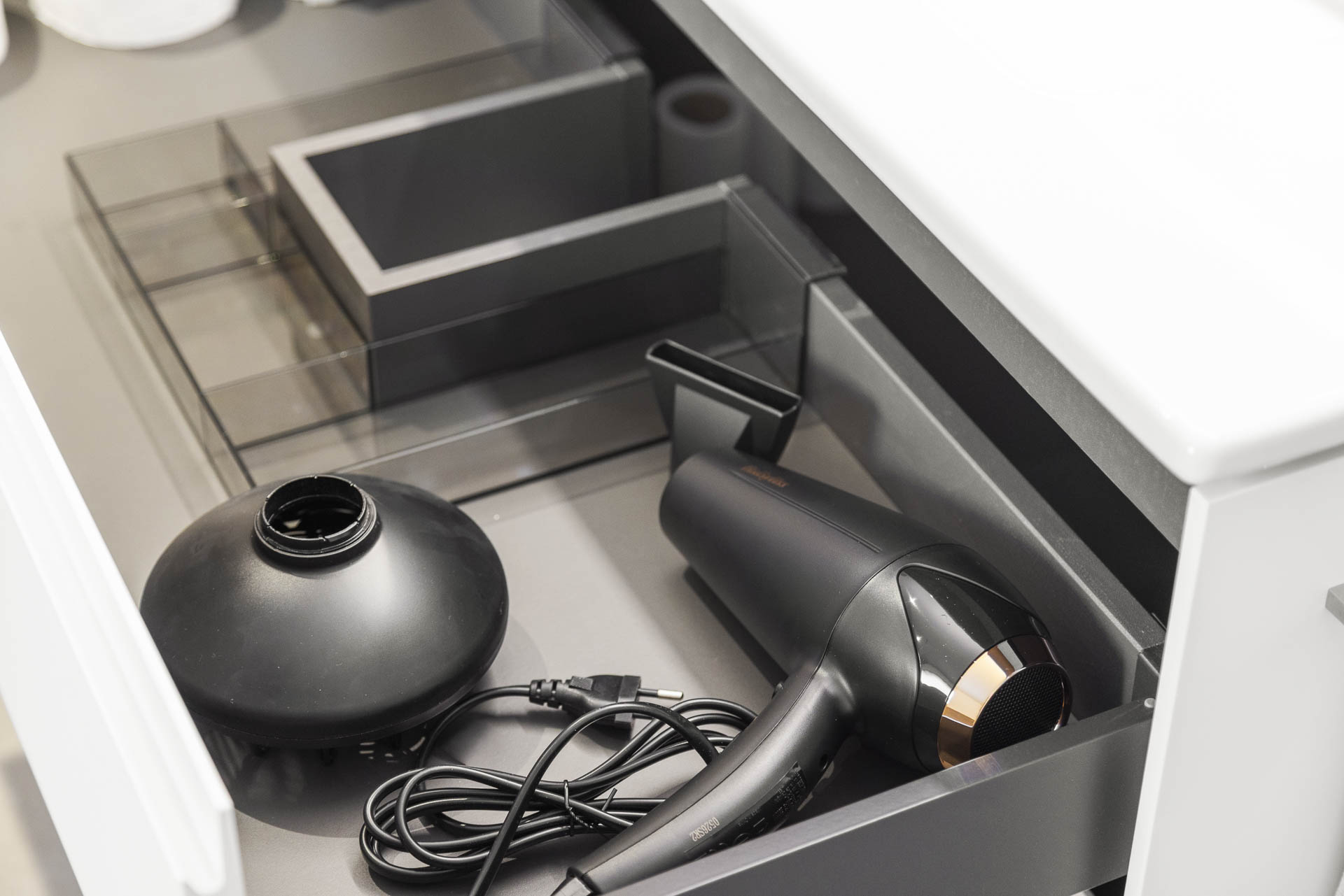 Monteurzimmer: Praktische Details: In der Schublade liegt ein leistungsstarker Haartrockner mit Styling-Aufsätzen für Sie bereit. Sparen Sie Platz im Koffer und starten Sie top gestylt in Ihre Termine oder Ausflüge.
 - Appartement Pilatus – Perfekte Monteurwohnung