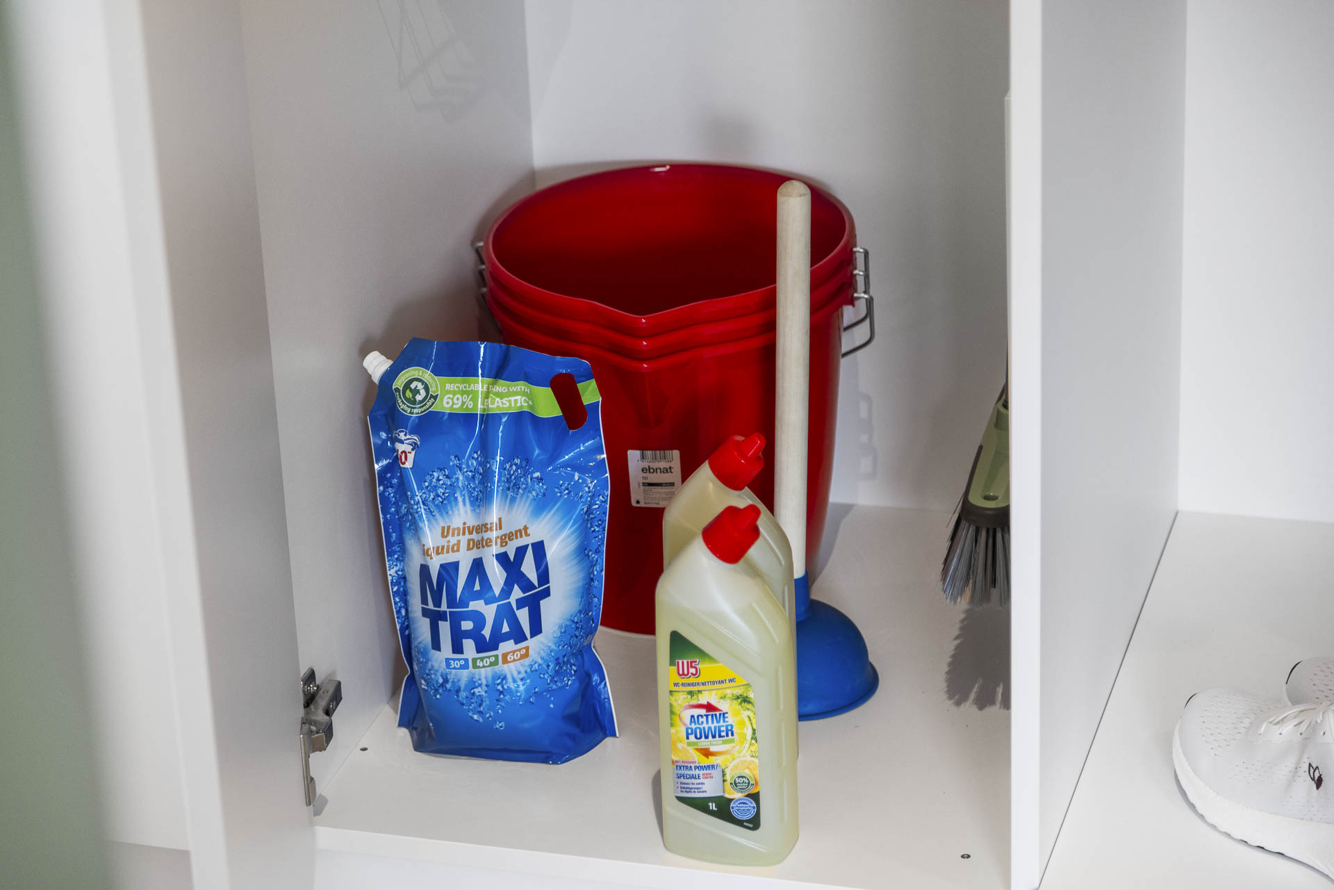 Monteurzimmer: Sauberkeit leicht gemacht: Für den kleinen Zwischenfall zwischendurch stehen Eimer, Besen und Reinigungsmittel im Schrank bereit. Das schenkt Familien und Gruppen Flexibilität bei längeren Aufenthalten.
 - Appartement Pilatus – Perfekte Monteurwohnung