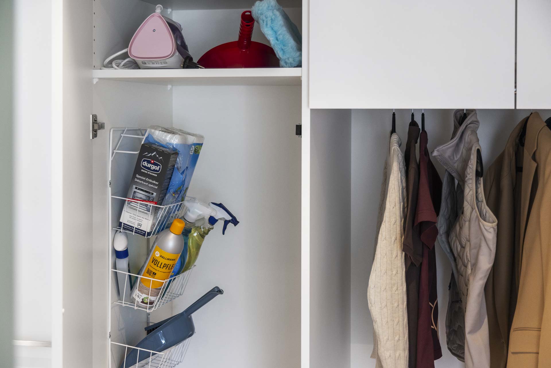 Monteurzimmer: Perfekt organisiert: Bügeleisen, Kehrset und Kleiderbügel sind übersichtlich verstaut. Hemden und Anzüge bleiben knitterfrei – ein praktisches Detail, das Geschäftsreisenden den Alltag spürbar erleichtert.
 - Appartement Pilatus – Perfekte Monteurwohnung