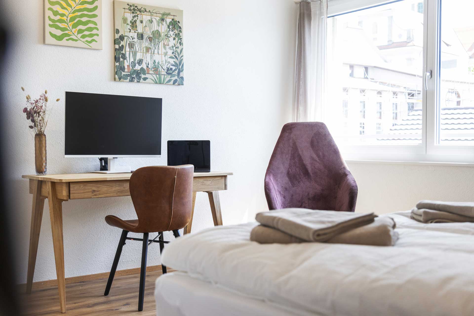 Monteurzimmer: Arbeiten & Entspannen: Ein heller, gut ausgestatteter Arbeitsplatz für Sie. Nutzen Sie den großen Monitor produktiv oder schalten Sie einfach ab. Der gemütliche Sessel und das bereitliegende Handtuch bieten Erholung nach einem aktiven Tag.
 - Appartement Pilatus – Perfekte Monteurwohnung