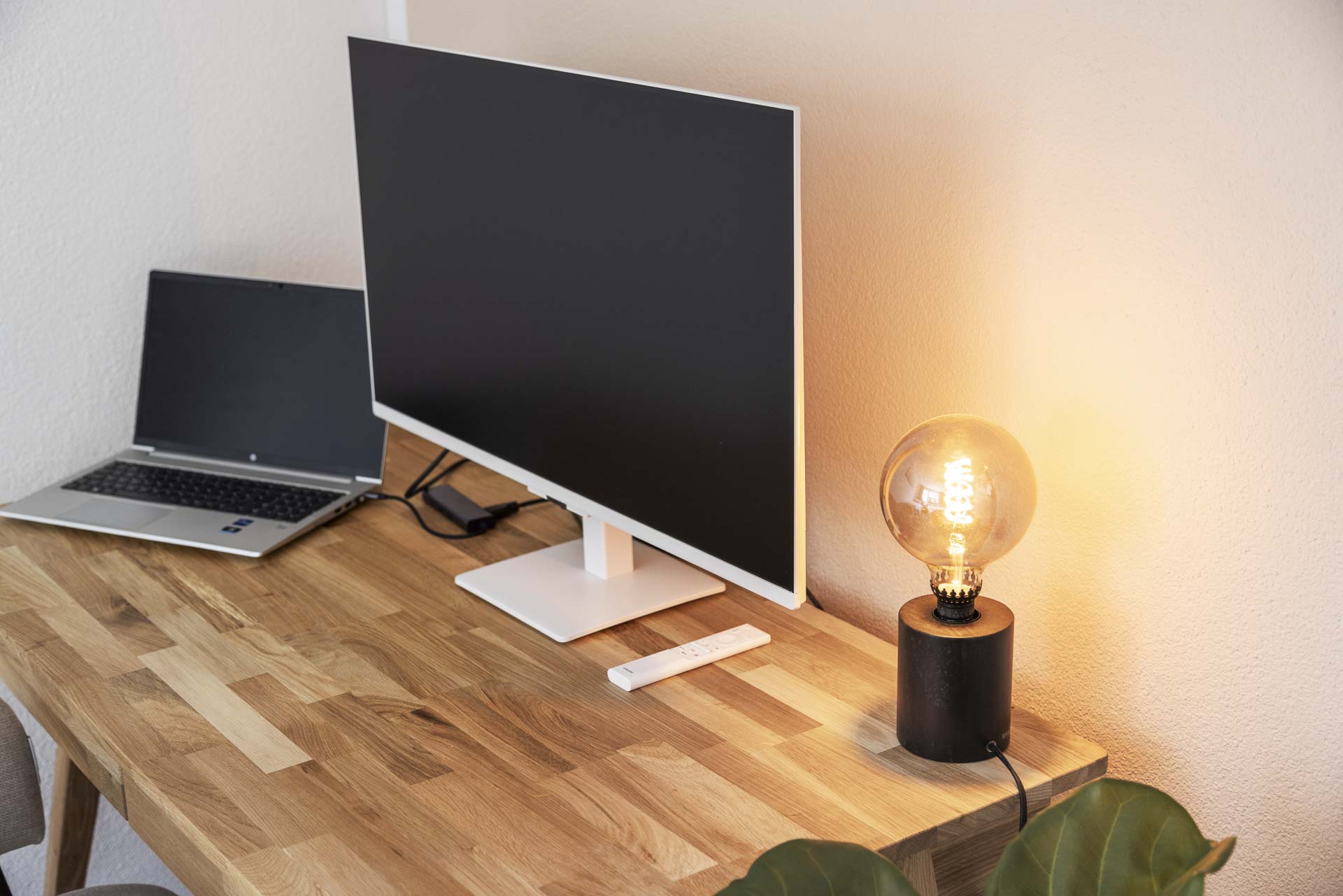 Monteurzimmer: Ihre Tech-Station: Verbinden Sie Ihren Laptop kinderleicht über die Dockingstation mit dem großen Smart TV/Monitor. Perfekt für produktive Business-Meetings am Tag oder entspanntes Streaming Ihrer Lieblingsserie am Abend. So leicht geht Entspannung!
 - Appartement Rigi – Modernes 2-Zimmer-Appartement im Zentrum