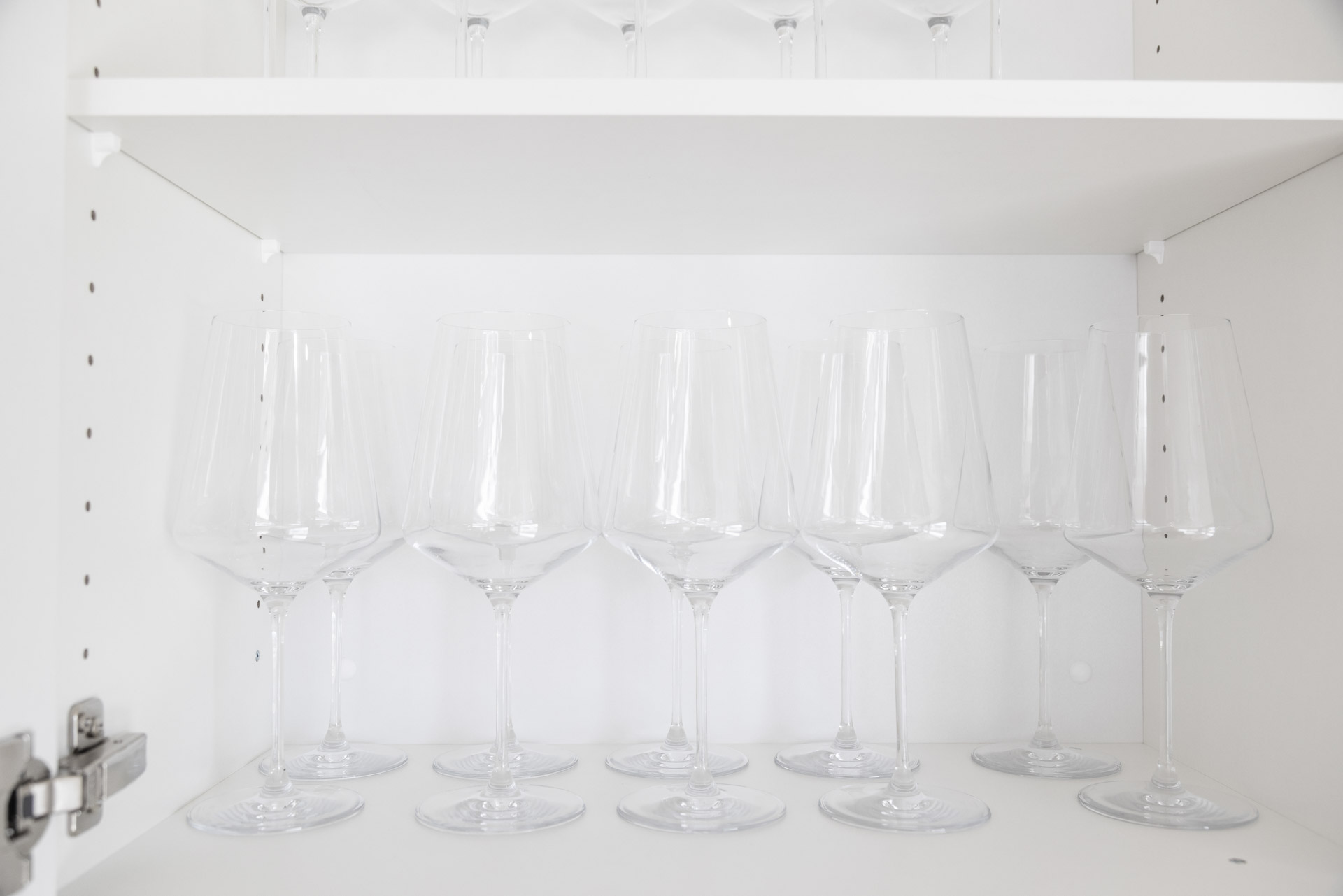 Monteurzimmer: Stoße auf einen gelungenen Tag an! Perfekt für gemütliche Feierabende im Team, entspannte Stunden mit Freunden oder ein romantisches Glas Wein.
 - Appartement Rigi – Modernes 2-Zimmer-Appartement im Zentrum