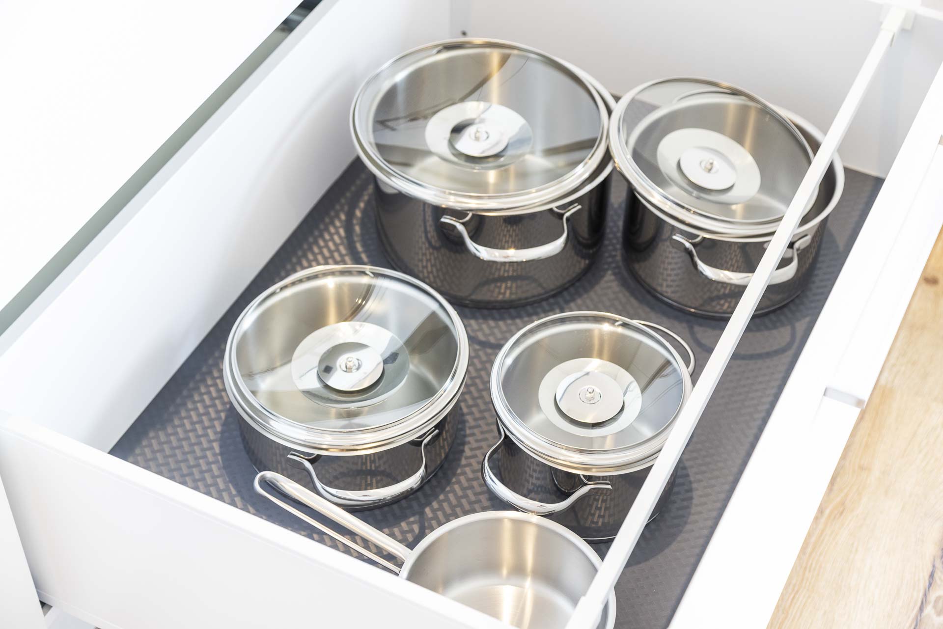 Monteurzimmer: Große Töpfe für große Gruppen! Koche mühelos Pasta, Suppen oder gesunde Gerichte. Alles steht bereit, damit du direkt ohne Basiskauf loskochen kannst.
 - Appartement Rigi – Modernes 2-Zimmer-Appartement im Zentrum