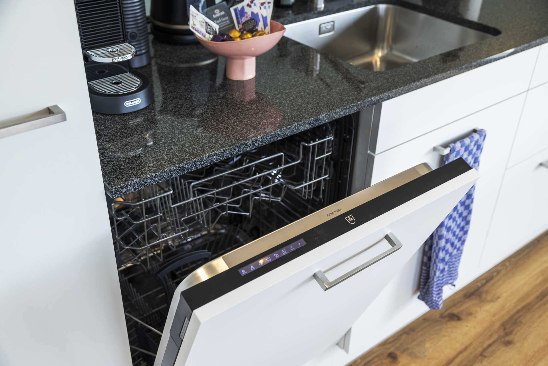 Monteurzimmer: Keine Zeit mit Abwaschen verschwenden! Nach dem Essen übernimmt der Geschirrspüler die Arbeit, damit du mehr Zeit für Erholung, Sport oder deine Liebsten hast.
 - Appartement Rigi – Modernes 2-Zimmer-Appartement im Zentrum