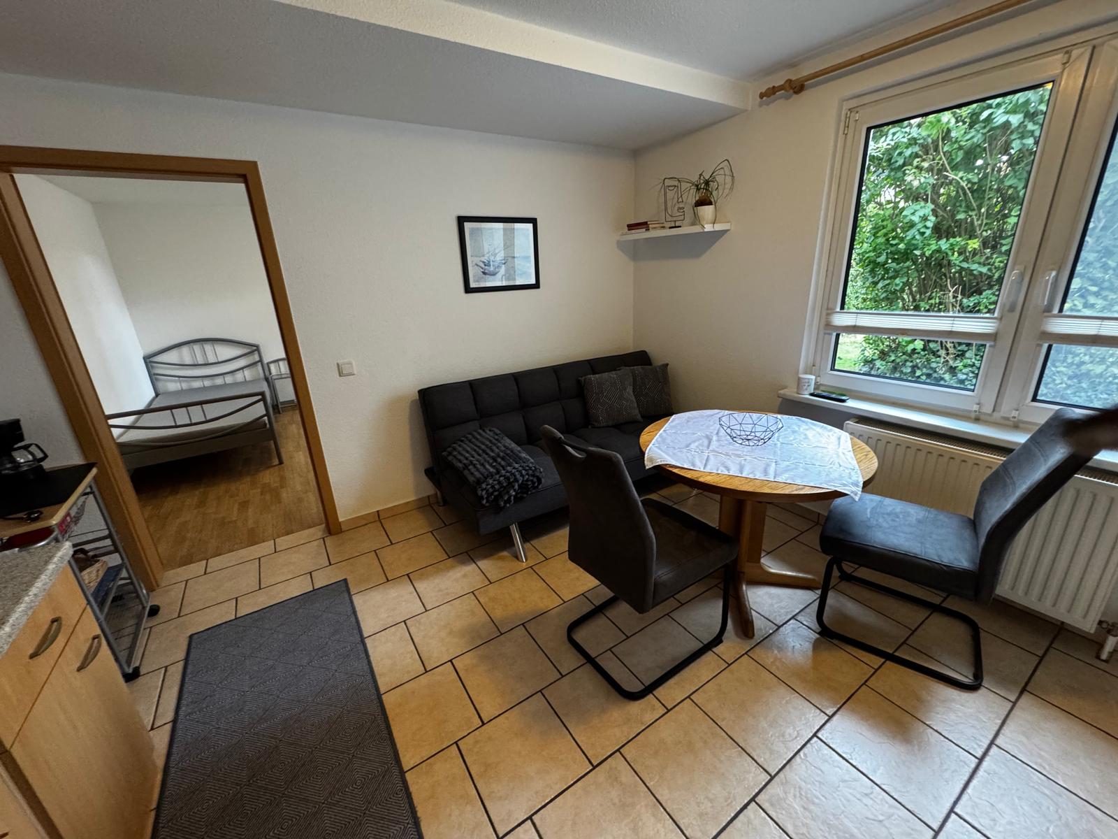 Monteurwohnung - PLZ 18146 (Deutschland) - Blick ins Schlafzimmer mit zwei Einzelbetten und Kleiderschrank - Wohnung nahe Rostock