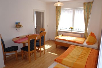 Monteurzimmer: Das Esszimmer mit den 2 Einzelbetten. - DIE Ferienwohnung in Kiel-Kronsburg