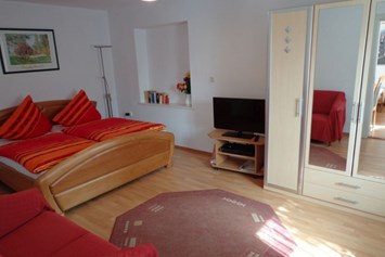 Monteurzimmer: Das Schlafzimmer mit dem Doppelbett und TV. - DIE Ferienwohnung in Kiel-Kronsburg