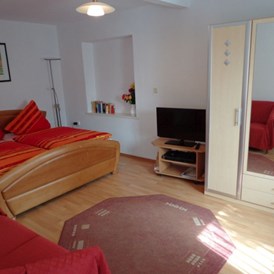 Monteurzimmer: Das Schlafzimmer mit dem Doppelbett und TV. - DIE Ferienwohnung in Kiel-Kronsburg