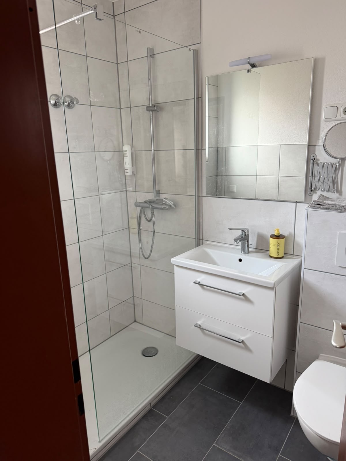 Monteurzimmer: Modernes und gepflegtes Badezimmer mit Dusche, Waschbecken und WC - Günstiges Landhaus – ideal für Monteure und Handwerker