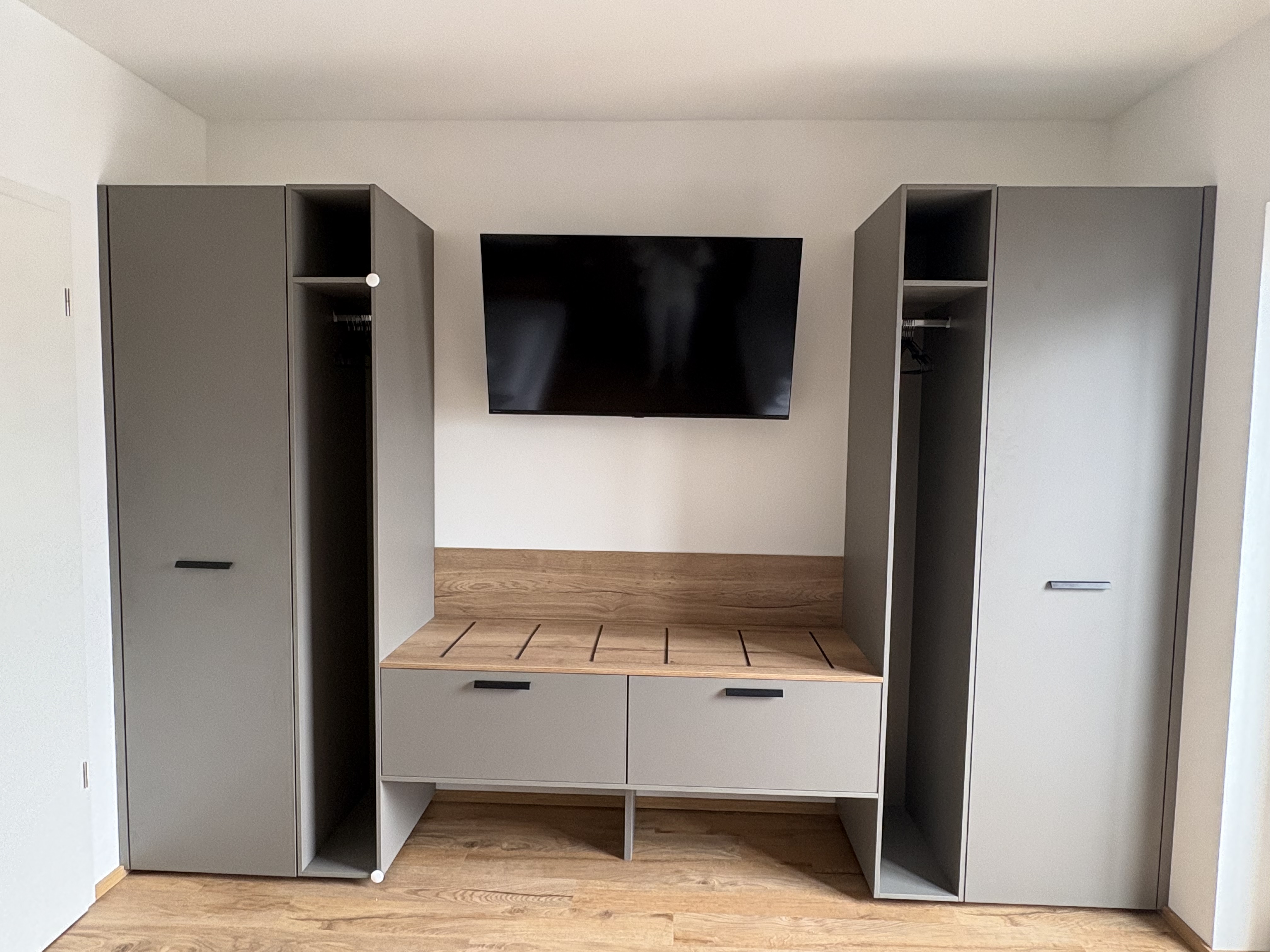 Monteurzimmer: Wohnwand Schlafzimmer - Monties Hotel Ochtendung
