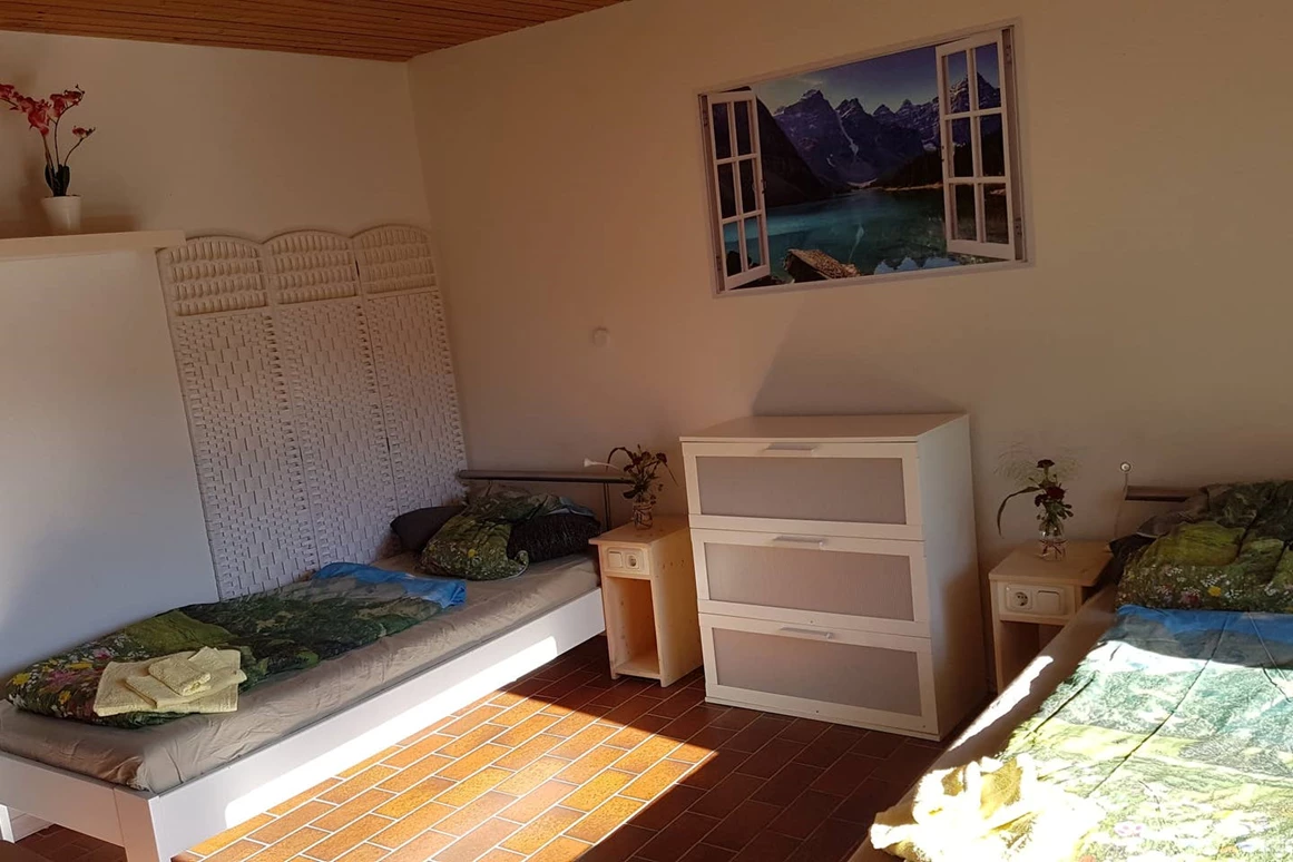 Monteurzimmer: Schlafzimmer mit 2 Einzelbetten - Ferienwohnung Monteurzimmer Julian