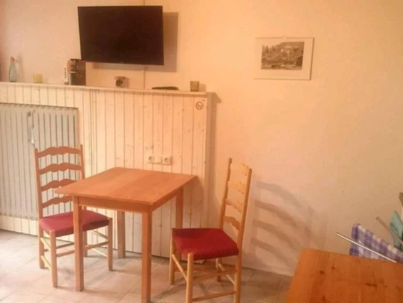 Monteurzimmer: Esstisch und TV - Ferienwohnung Monteurzimmer Julian