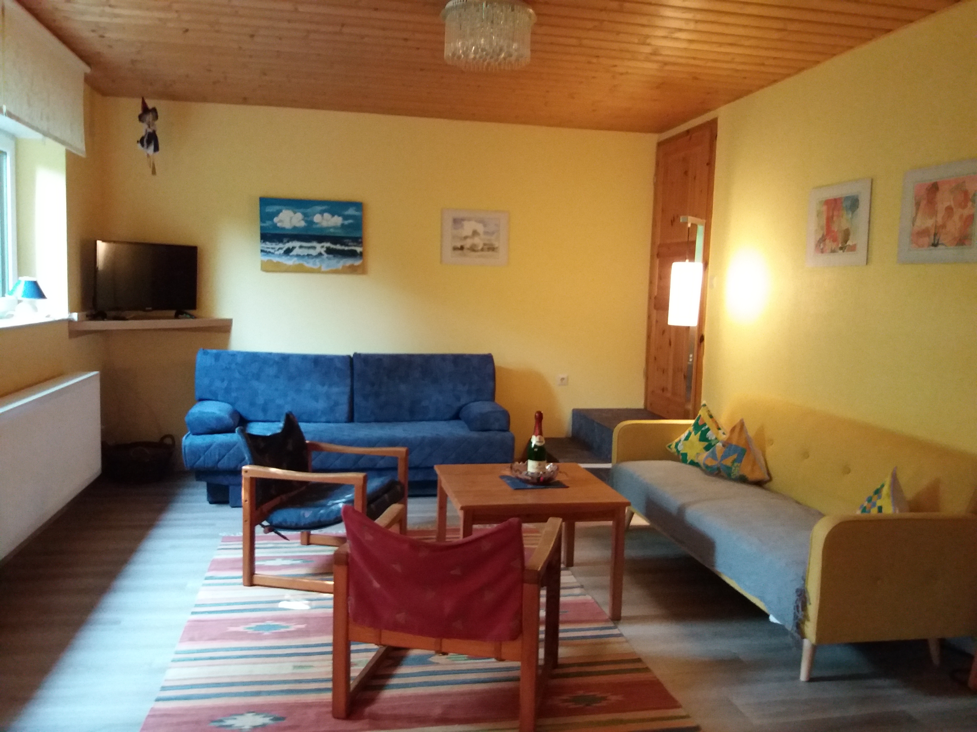 Monteurzimmer: Wohnzimmer mit Schlafcouch( blau)
 für 2 Personen - Ferienwohnung Schmitt Abtsteinach