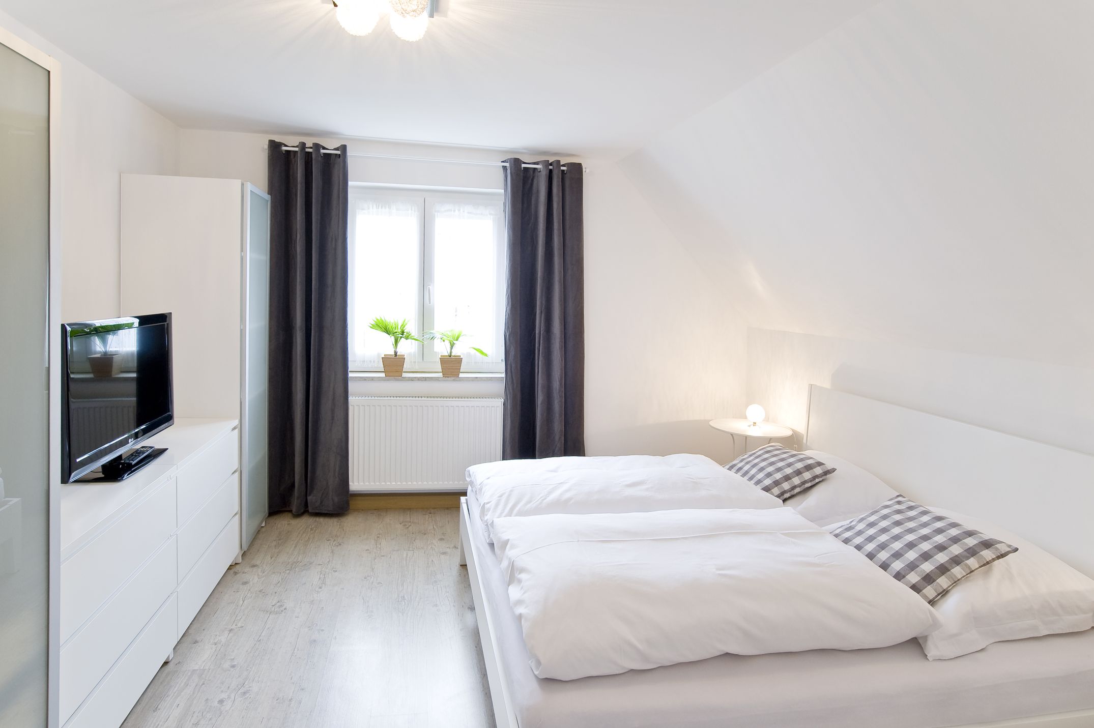 Monteurzimmer: Ferienhaus mit 2 separaten 2 Zimmer Wohnungen und Stellplatz