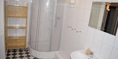 Monteurwohnung - Zimmertyp: Mehrbettzimmer - Vechta - Badezimmer mit Dusche - RoomRental-Zimmervermietung
