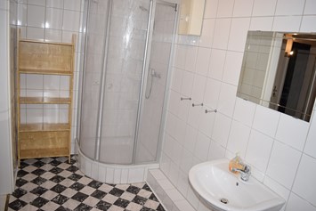 Monteurzimmer: Badezimmer mit Dusche - RoomRental-Zimmervermietung