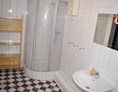 Monteurzimmer: Badezimmer mit Dusche - RoomRental-Zimmervermietung