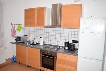 Monteurzimmer: Voll ausgestattete Küche der Zimmervermietung - RoomRental-Zimmervermietung