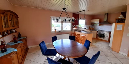 Monteurwohnung - Hannoversch Münden - Eßbereich mit Küche, Backofen, Kühlschrank, Gefrierschrank, Mikrowelle, Doppel-Kaffeemaschine, u.v.m.  - Ferienhaus Am Hemkeberg