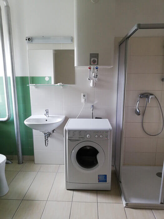 Monteurwohnung - Parkplatz: eigener Parkplatz vorhanden - Schwaben - Badezimmer mit Waschmaschine - Alte Molkerei