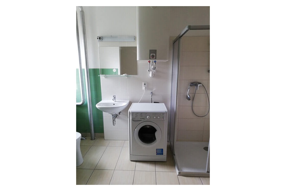 Monteurzimmer: Badezimmer mit Waschmaschine - Alte Molkerei