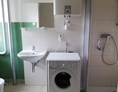 Monteurzimmer: Badezimmer mit Waschmaschine - Alte Molkerei