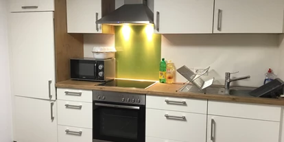 Monteurwohnung - PLZ 88348 (Deutschland) - Küche mit Kühlschrank, Backofen, Cerankochfeld und Mikrowelle. - Pfeils Ferienwohnung