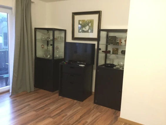 Monteurzimmer: Wohnraum mit Fernseher und Stereoanlage, Zugang zum Balkon. - Pfeils Ferienwohnung