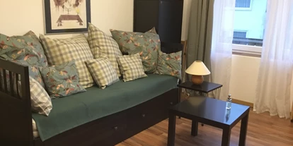 Monteurwohnung - PLZ 88348 (Deutschland) - Sofa im Wohnraum = Einzel- oder nach Bedarf Doppelbett mit Matratzen, kein Schlafsofa. - Pfeils Ferienwohnung