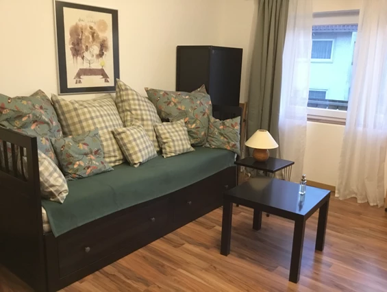 Monteurzimmer: Sofa im Wohnraum = Einzel- oder nach Bedarf Doppelbett mit Matratzen, kein Schlafsofa. - Pfeils Ferienwohnung