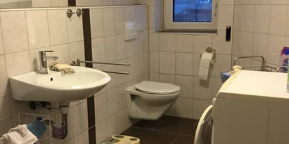Monteurwohnung - PLZ 88348 (Deutschland) - Bad mit Waschmaschine, Toilette, Waschbecken und Dusche - Pfeils Ferienwohnung