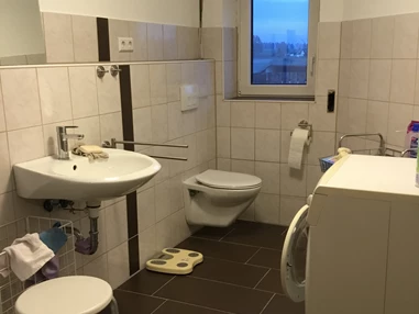 Monteurzimmer: Bad mit Waschmaschine, Toilette, Waschbecken und Dusche - Pfeils Ferienwohnung